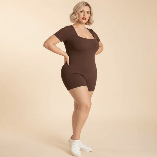 Body sport grande taille marron chocolat seamless côtelé col carré vue face trois-quarts fond studio crème