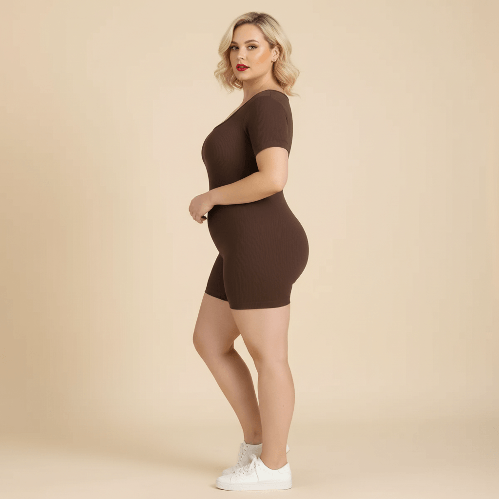 Body sport grande taille marron chocolat seamless côtelé silhouette gainante vue profil fond studio crème
