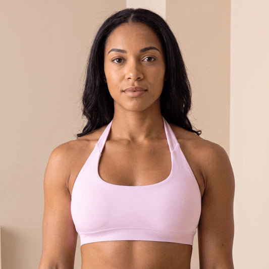Brassière sans couture Aura rose pâle à encolure licou, portée de face, bande côtelée sous la poitrine