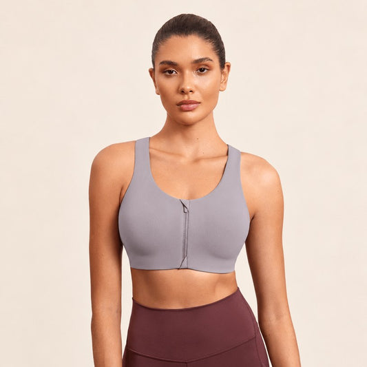 Brassière de sport gris mauve à fermeture éclair devant, portée de face en plan buste, encolure ronde et bretelles larges