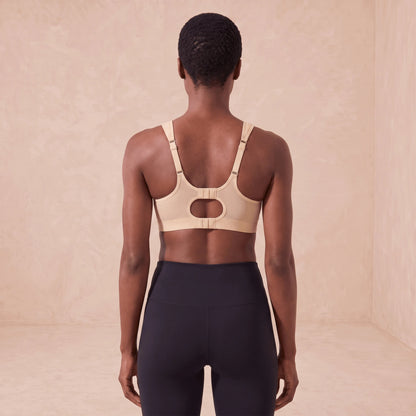 Dos de la brassière beige avec ouverture ovale, bretelles réglables et double fermeture à agrafes