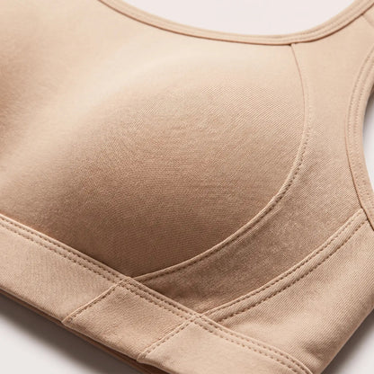 Gros plan sur un bonnet rembourré de la brassière de sport beige, coutures soignées