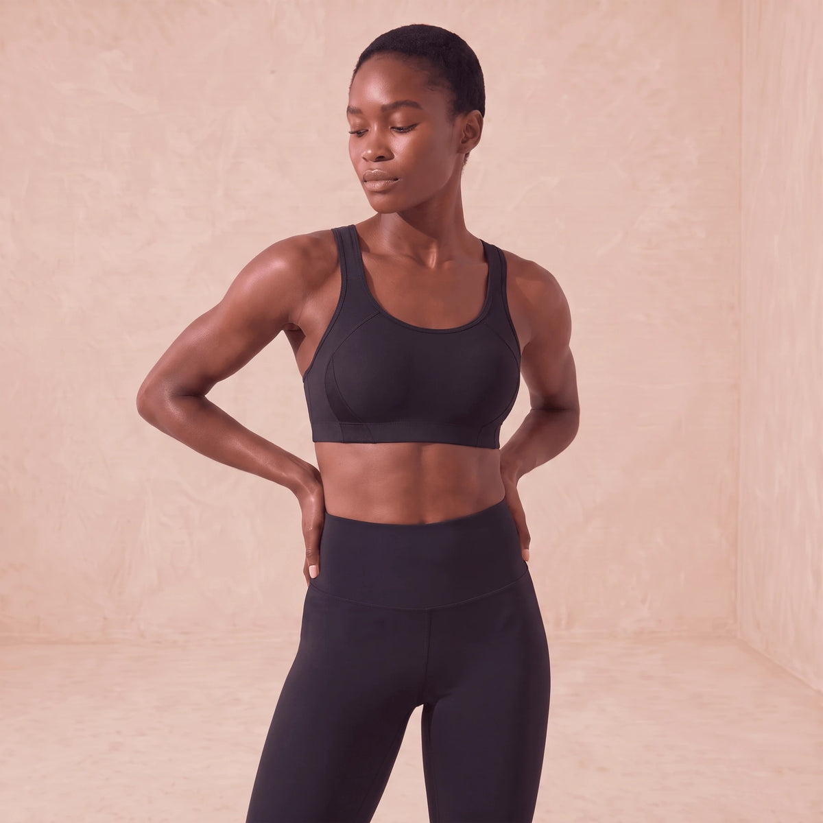 Brassière de sport noire à maintien élevé, portée de face, couverture complète