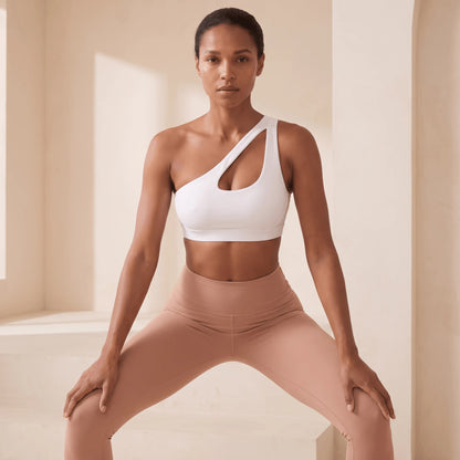 Brassière de sport blanche à une épaule en posture de fitness, jambes écartées