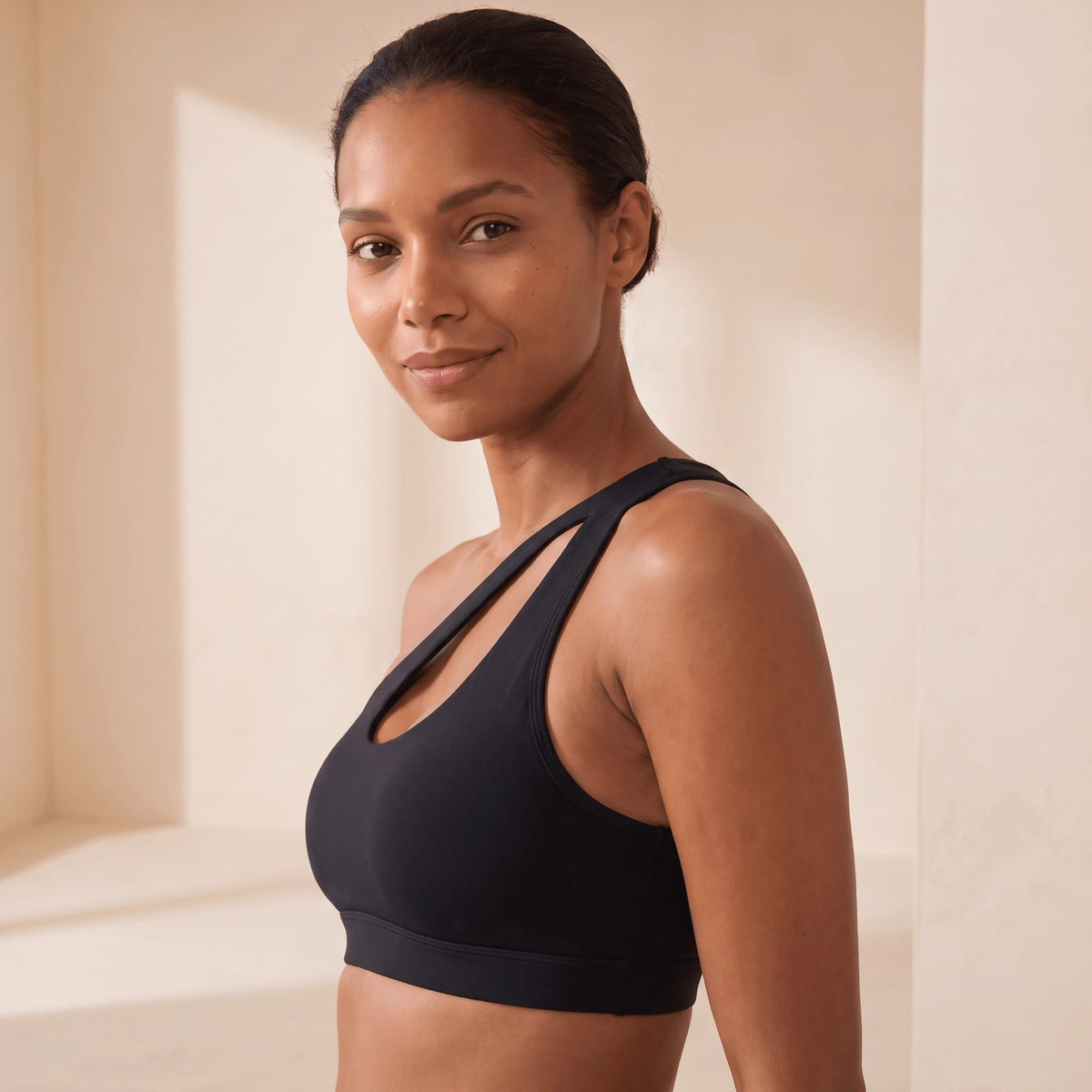 Gros plan de profil sur la brassière de sport noire sans armature à une épaule