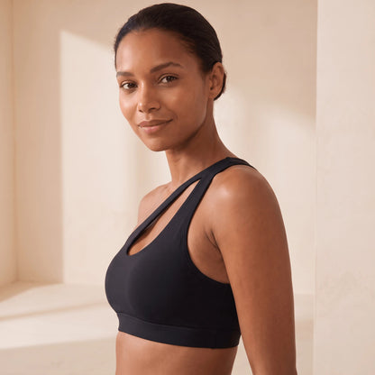 Gros plan de profil sur la brassière de sport noire sans armature à une épaule