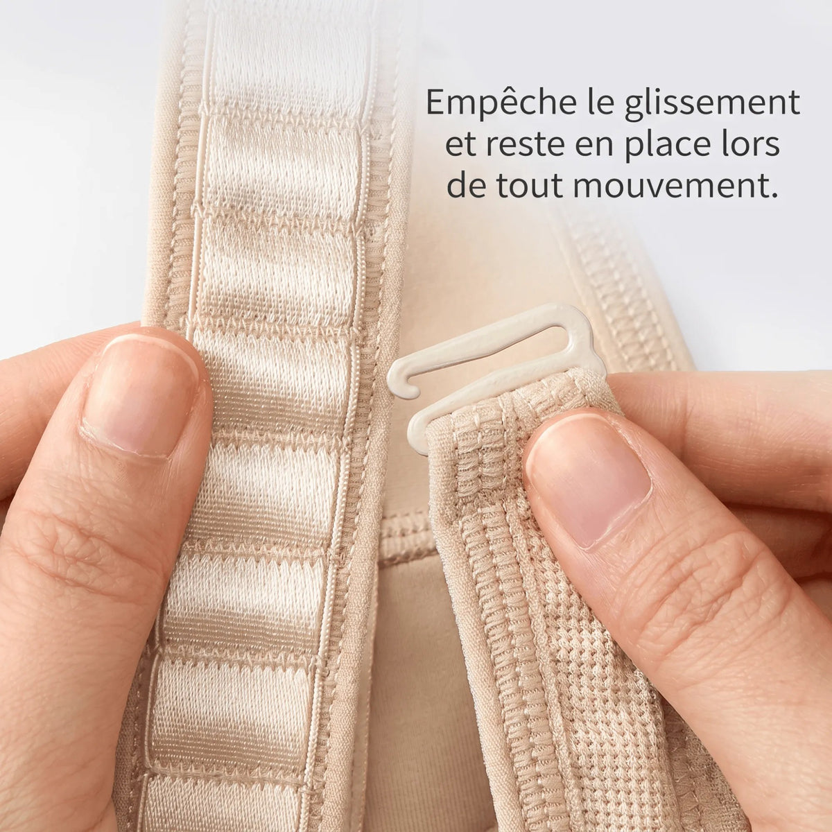Détail de la bretelle large réglable en échelle de la brassière fitness