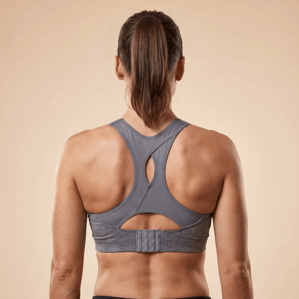 Dos de la brassière grise avec fermeture à trois rangées d'agrafes et empiècement en mesh