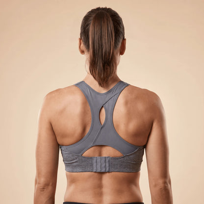 Dos de la brassière grise avec fermeture à trois rangées d'agrafes et empiècement en mesh