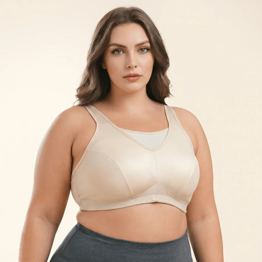 Brassière de sport grande taille beige portée de face, couverture complète, encolure en V et larges bretelles