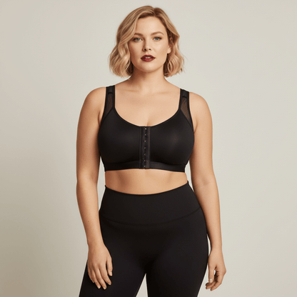 Brassière grande taille noire à fermeture avant portée de face, avec agrafes devant et bretelles larges
