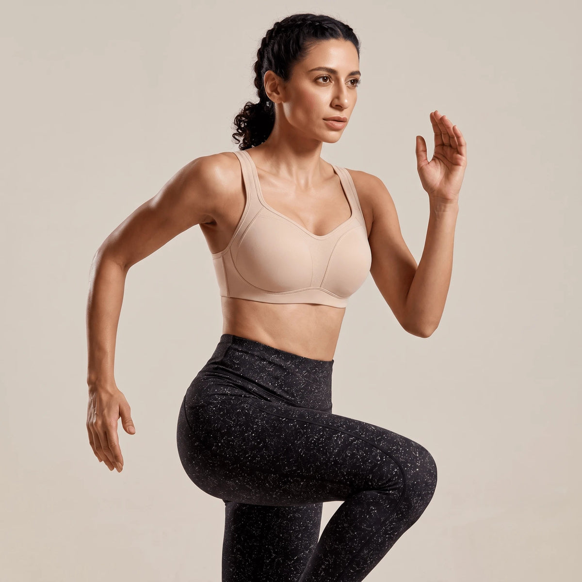 Brassière de running couleur chair en mouvement, genou levé, bonnets maintenus
