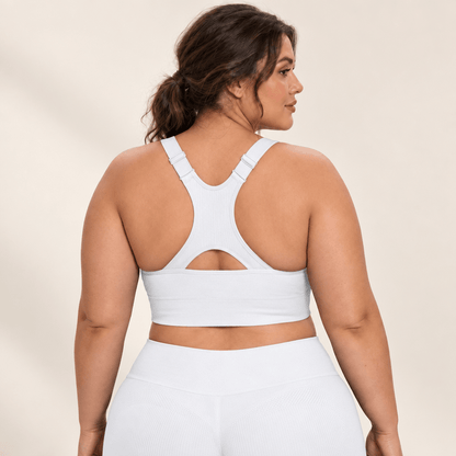 Brassière running maintien fort blanche en grande taille, dos nageur à découpe, studio fond ivoire.