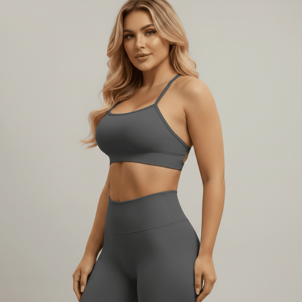  Brassière Sans Couture Femme grise, vue de face, portée en studio minimaliste gris clair.