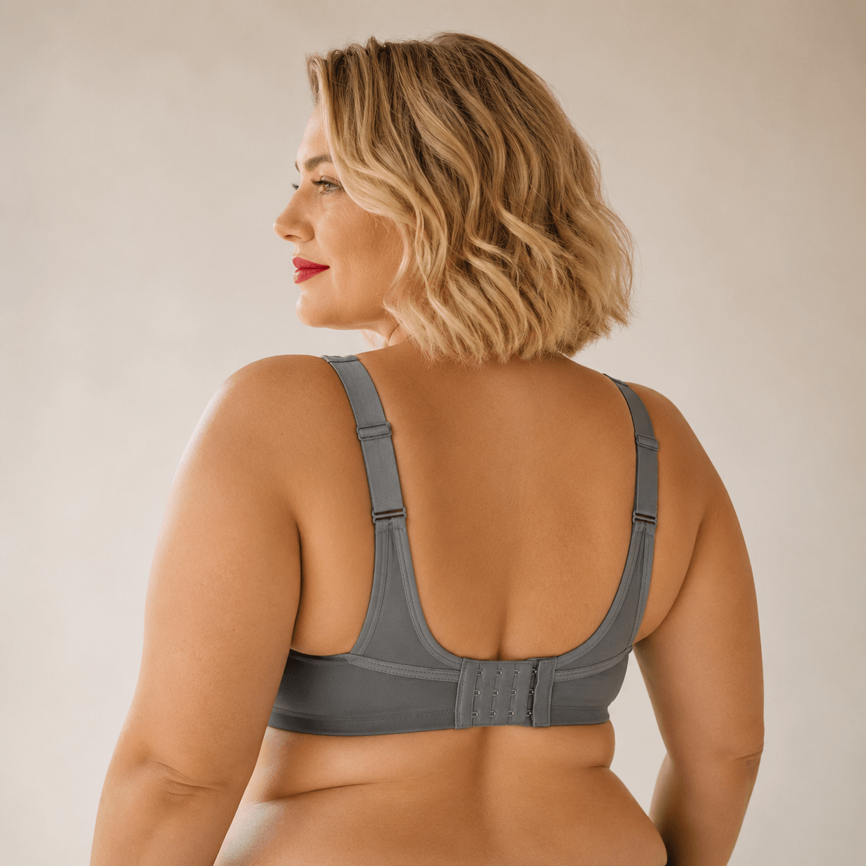 Brassière de sport grande taille blanche vue profil trois-quarts – maintien renforcé, coupe seamless sculptante, femme pulpeuse blonde en studio