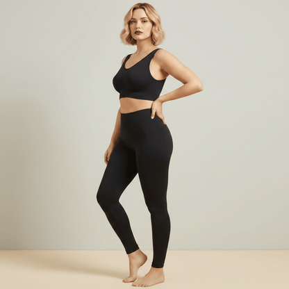 Femme en brassière seamless grande taille noire, pose de face éditoriale, ligne douce et maintien confortable