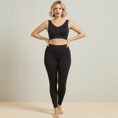 Brassière sport grande taille sans couture noire, mains sur les hanches, vue de face en buste