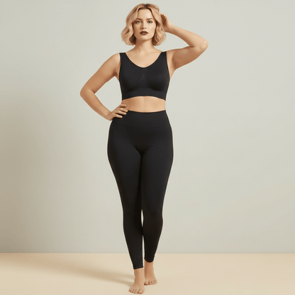 Brassière sport grande taille sans couture noire, pose de profil face caméra, galbe et maintien de la poitrine