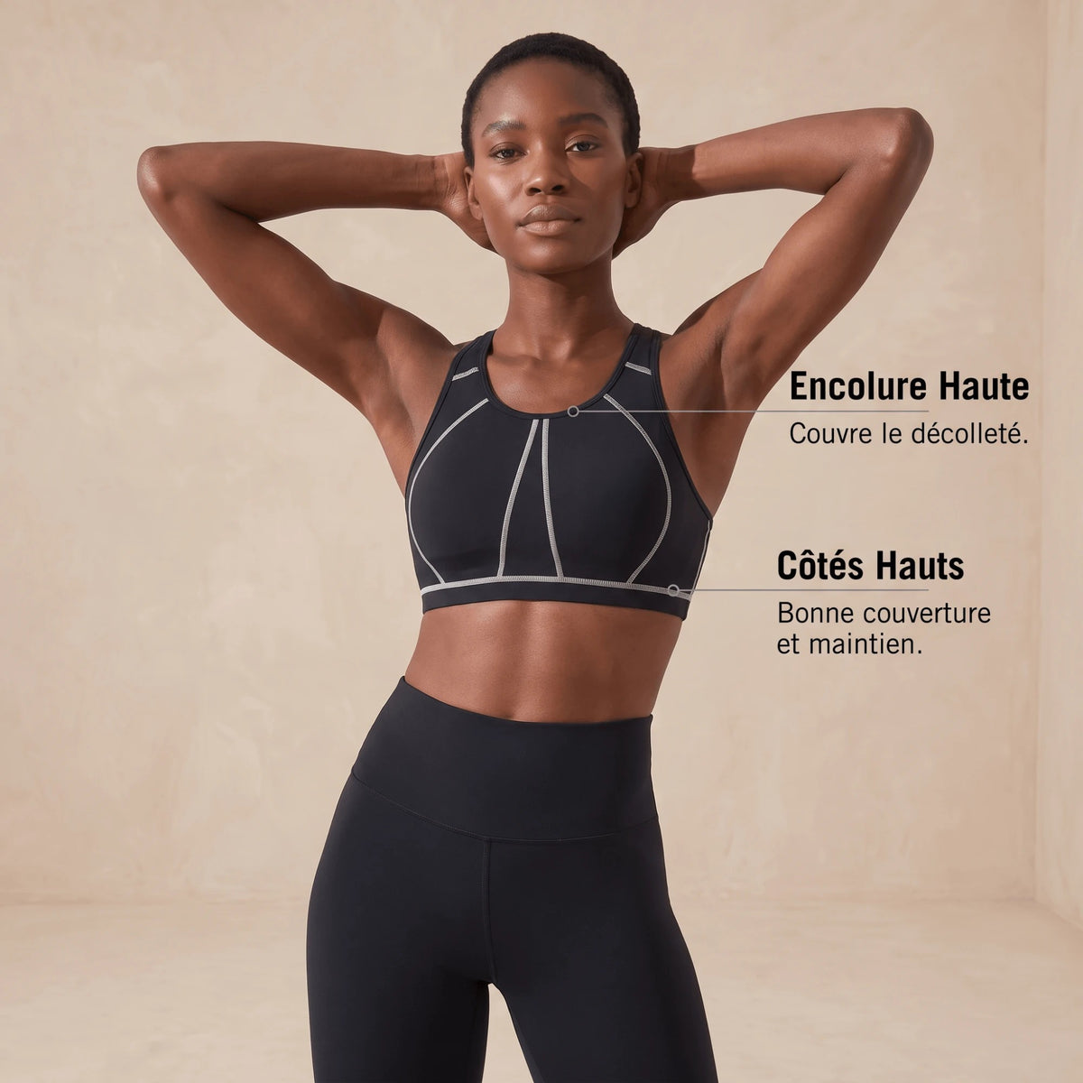 Brassière noire avec encolure haute qui couvre le décolleté et côtés hauts pour une bonne couverture