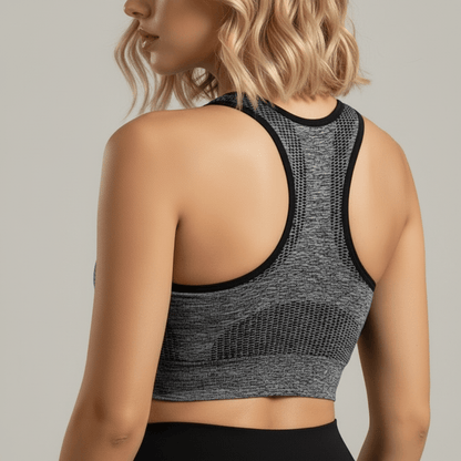 Brassière Sport Sans Armature Femme chiné gris, zoom dos détail tissu mesh, studio minimaliste gris clair.