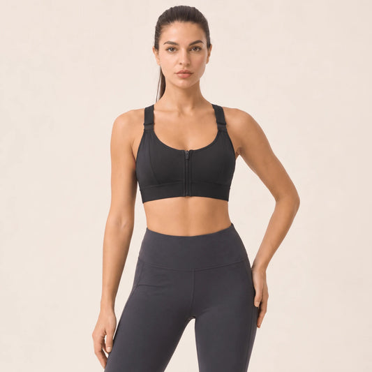 Brassière de sport noire à zip devant réglable, portée de face avec un legging, bretelles à crochets pour courir et s'entraîner