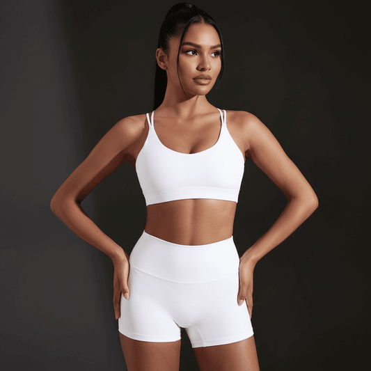 Brassiere Yoga : Confort Ultime pour Votre Practice, jeune femme en top blanc et short assorti, pose confiante.
