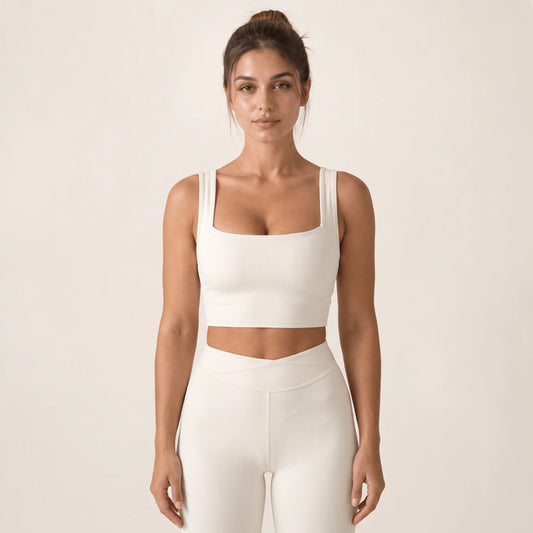 Brassière yoga femme côtelée blanc cassé, encolure carrée et bretelles larges, portée de face