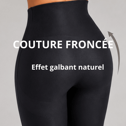 Collant anti cellulite noir avec couture froncée, effet galbant naturel, studio gris clair.