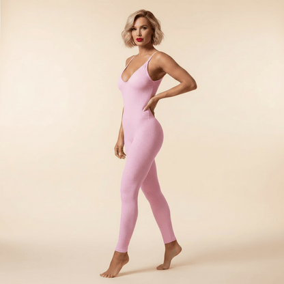 Combinaison legging rose côtelée bretelles fines réglables décolleté V pose trois quarts main sur hanche studio ivoire