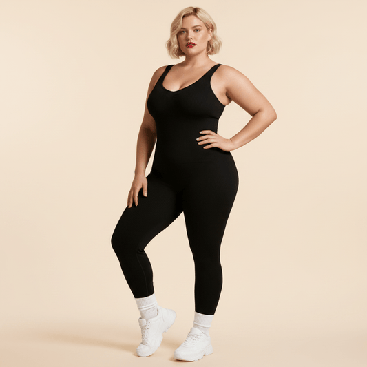 Combinaison sport femme grande taille noire seamless côtelée pose fashion éditoriale fond studio crème