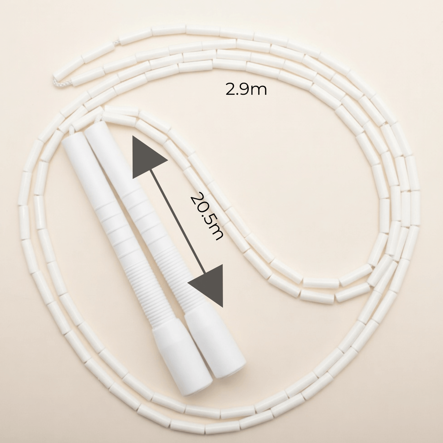 Corde à Sauter à Perles en Bambou, visuel avec mesures 2.9m et 20.5m, corde a perles blanches et poignees blanches, fond ivoire doux