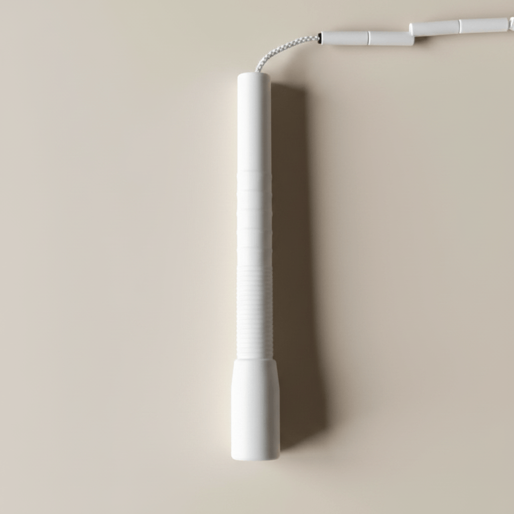 Corde à Sauter à Perles en Bambou, zoom sur deux poignees blanches avec details de prise en main, studio fond ivoire doux minimaliste