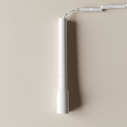 Corde à Sauter à Perles en Bambou, zoom sur deux poignees blanches avec details de prise en main, studio fond ivoire doux minimaliste