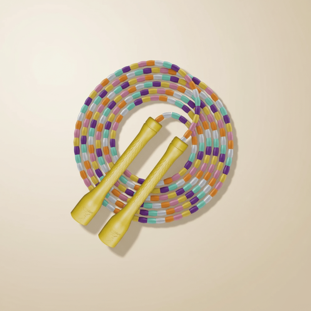 Corde à Sauter en Bambou Écologique, corde à perles multicolores avec poignées jaunes, photo produit studio fond ivoire doux, rendu premium
