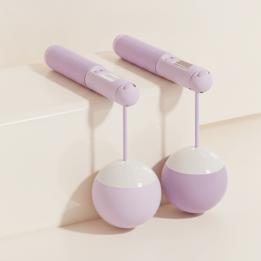 Corde à Sauter Sans Corde à Compteur violette, deux poignees avec ecran et boutons, deux boules lestees, photo produit sur cube, studio ivoire doux minimaliste