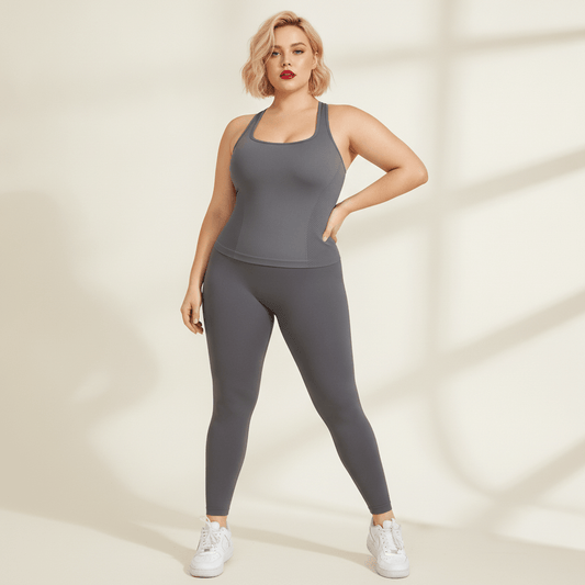 Débardeur femme grande taille gris gainant seamless pose fashion sport éditoriale fond studio crème