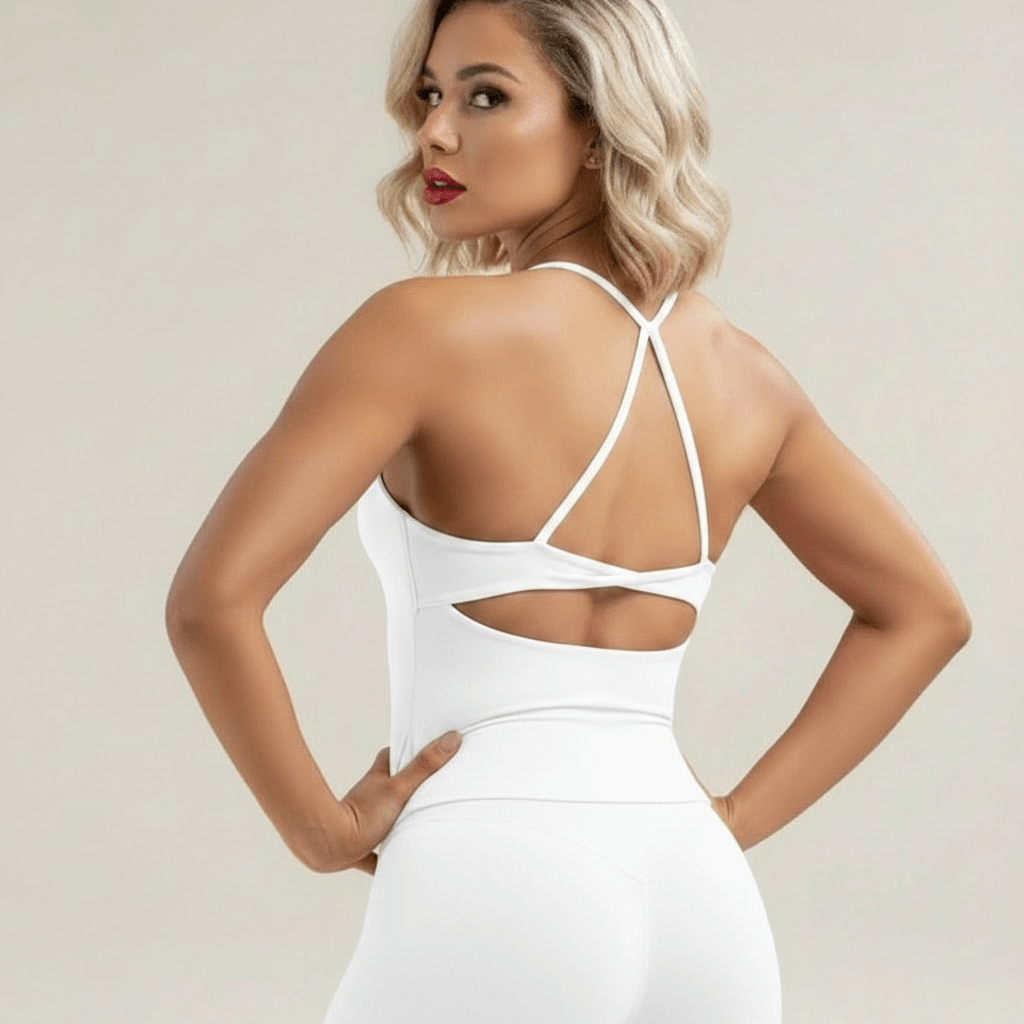Débardeur yoga femme blanc bretelles fines croisées dos ouvert twist back pose dos mains hanches blonde studio crème