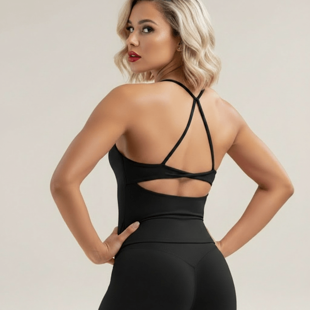 Débardeur yoga femme noir bretelles fines croisées dos ouvert twist back pose dos mains hanches blonde studio crème
