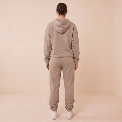 Ensemble de jogging femme taupe vu de dos : capuche, sweat à manches longues et pantalon de jogging