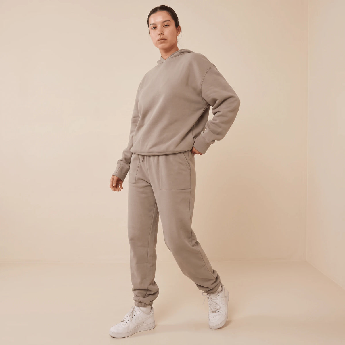 Ensemble de jogging femme taupe : sweat à capuche ample et pantalon à poches avec ceinture à cordon, vu de trois quarts