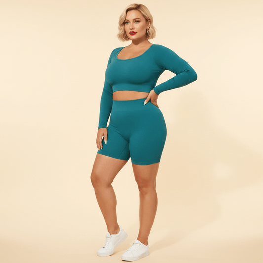 FEMME RONDE PORTANTE UN ENSEMBLE SPORT GRANDE TAILLE DASN UN STUDIO MINIMALISTE BEIGE CREME 