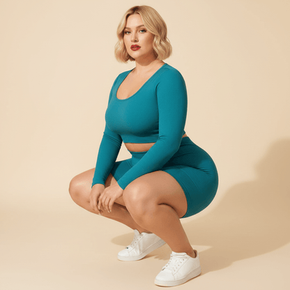 Ensemble sport grande taille femme bleu canard seamless côtelé squat opacité galbe fond studio crème