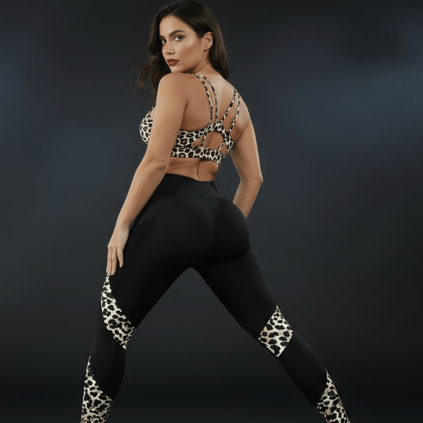 femme en fitness portant legging sport motif leopard