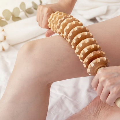 Homme ou femme utilisant un rouleau de massage en bois sur le creux du genou, pratique de spa/soin de peau. Pack Positiflow : protocole peau lisse et tonique mentionné.