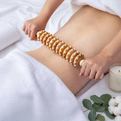 Massage du dos avec rouleau en bois, peau lisse et tonifiée, ambiance spa douce pour Pack Positiflow Protocole Peau Lisse & Tonique.