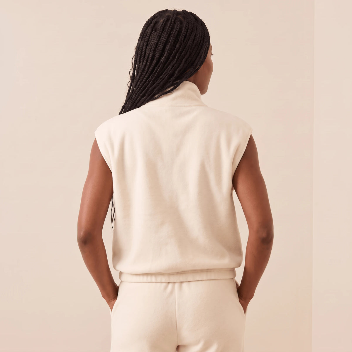 Gilet polaire sans manche femme blanc crème vu de dos, col montant et ourlet à cordon