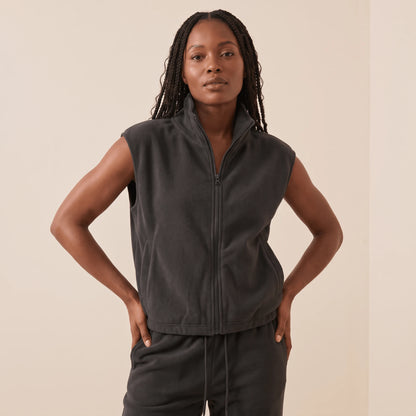 Gilet polaire sans manche femme gris foncé, col montant et zip intégral, mains sur les hanches