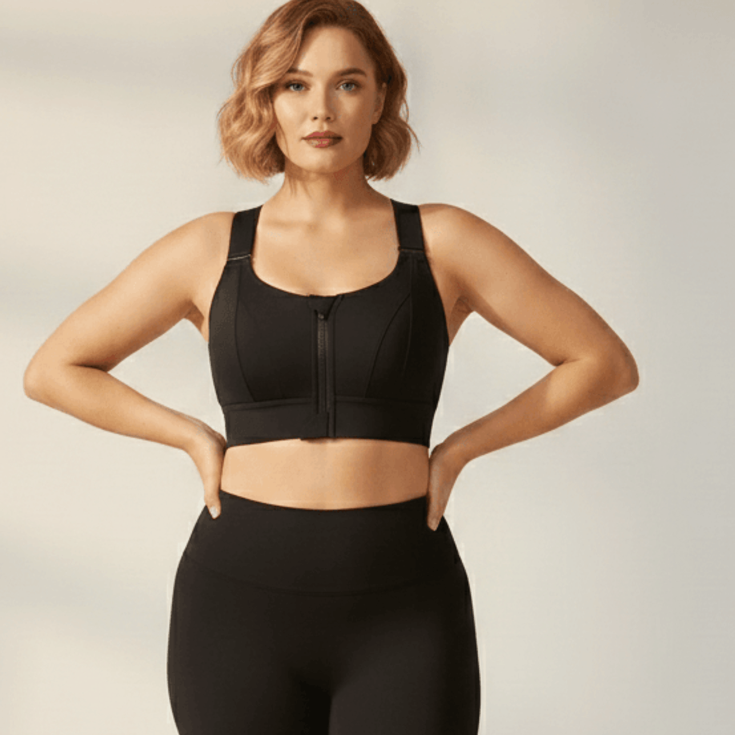 vu de face Brassière maintien fort grande taille à fermeture éclair studio minimaliste 