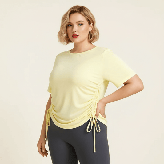 Haut de sport grande taille femme jaune pastel cordons de serrage vue face trois-quarts fond studio crème