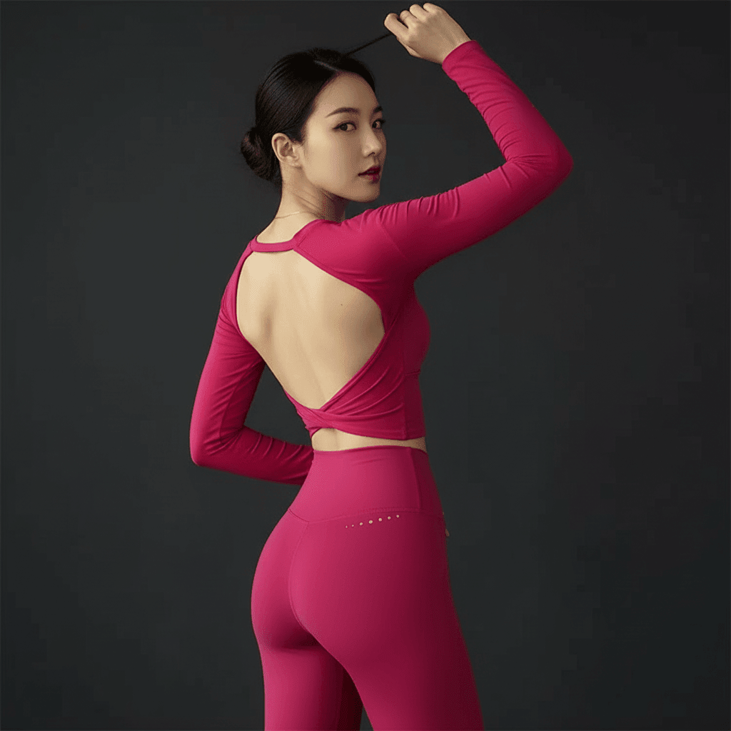 Haut manche longue dos nu femme fuchsia vue de profil en studio premium